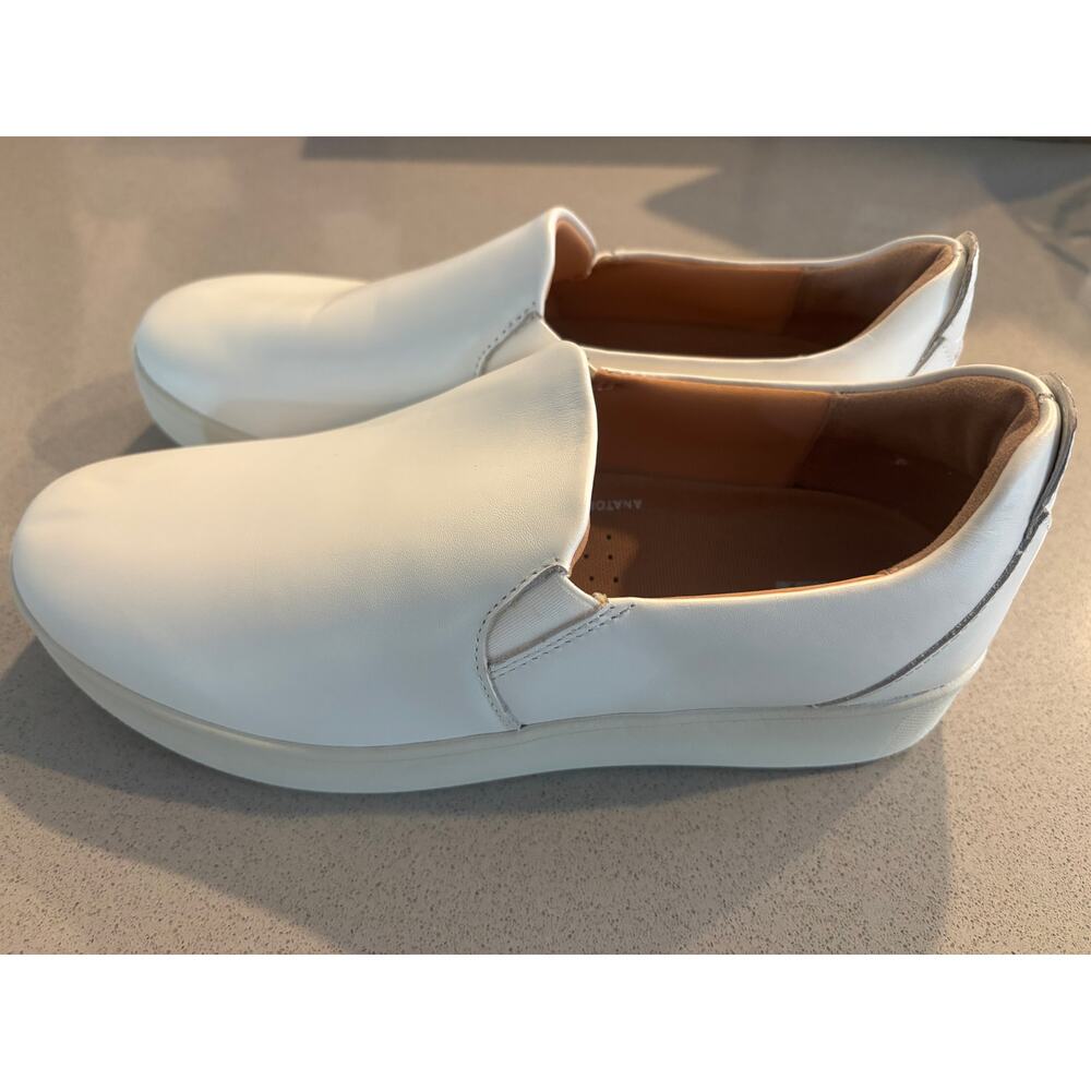 Fitflop size 7 Leather Slip On Sneaker